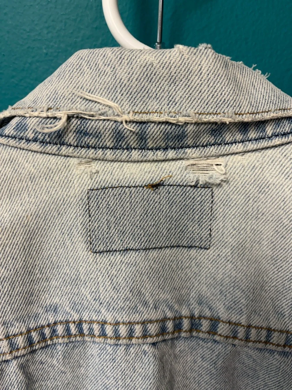 Vintage Levi's Light Blue Denim Jacket with Colorful 80’s Pins - Picture 10 of 10